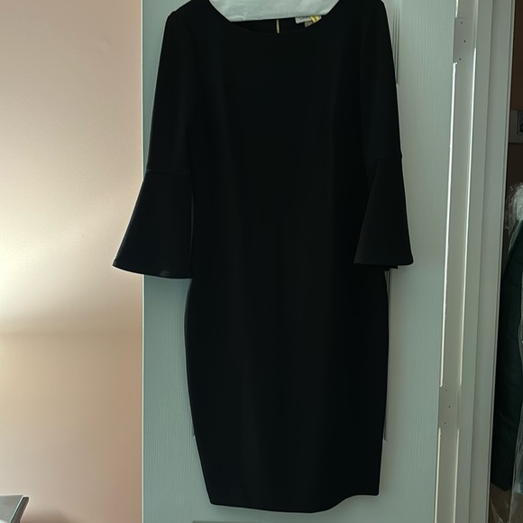 Calvin Klein dress with flare sleeves and a gold zipper. Knee length - Picture 1 of 4